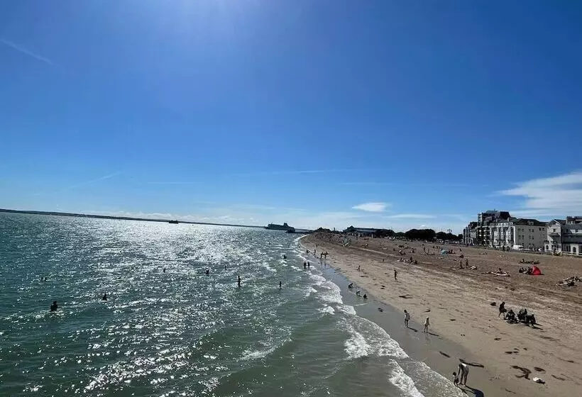 Stunning Beach House At Southsea, Portsmouth