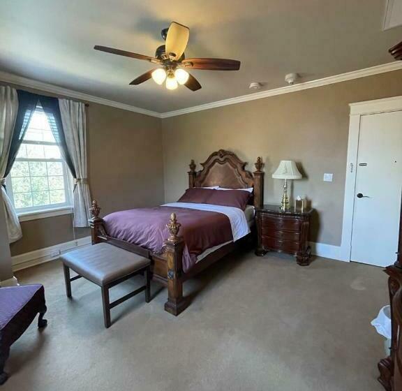 مبيت وإفطار The Woodford Inn