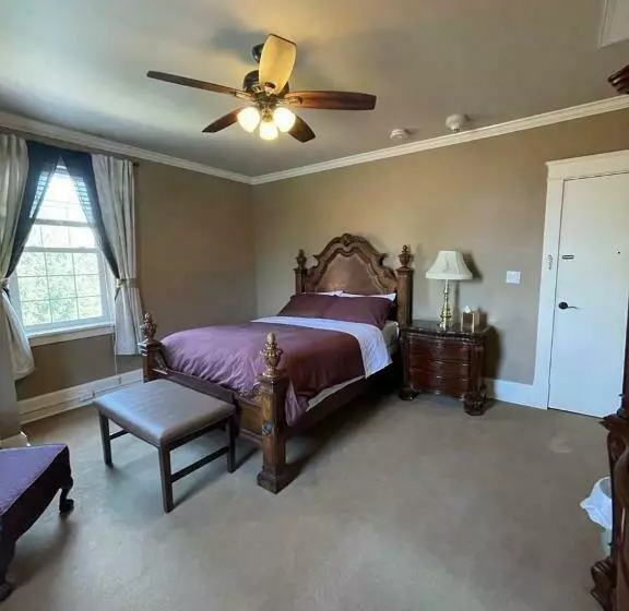 ベッドアンドブレックファースト The Woodford Inn