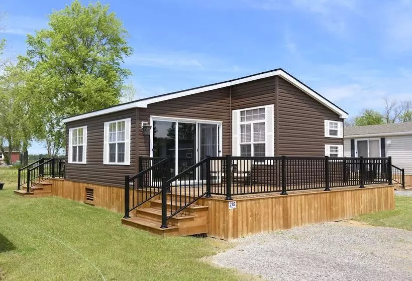 Vine Ridge Resort   Cottages