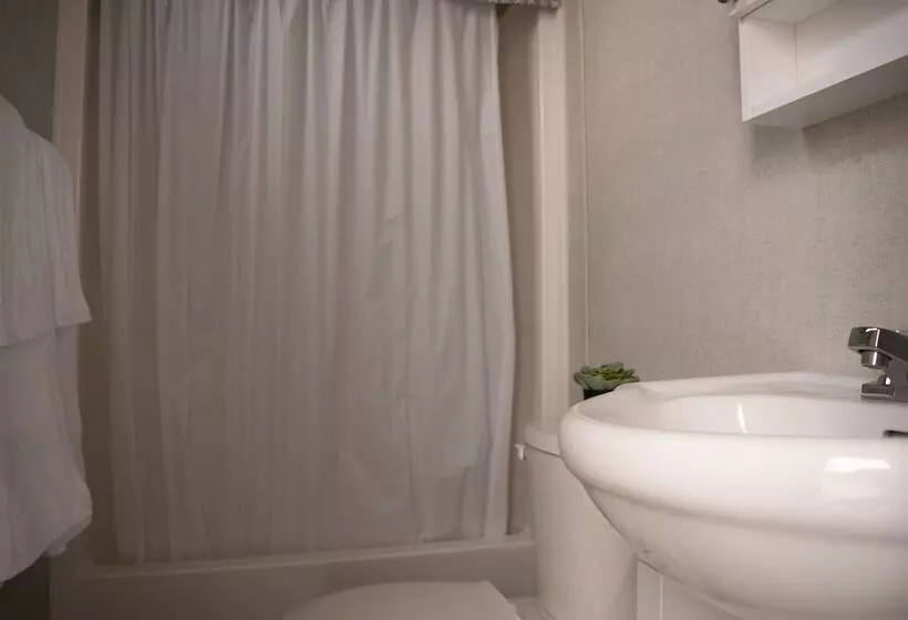 Vine Ridge Resort   Cottages