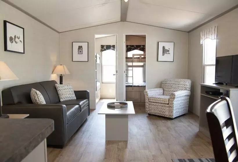 Vine Ridge Resort   Cottages