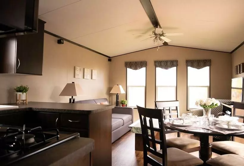 Vine Ridge Resort   Cottages