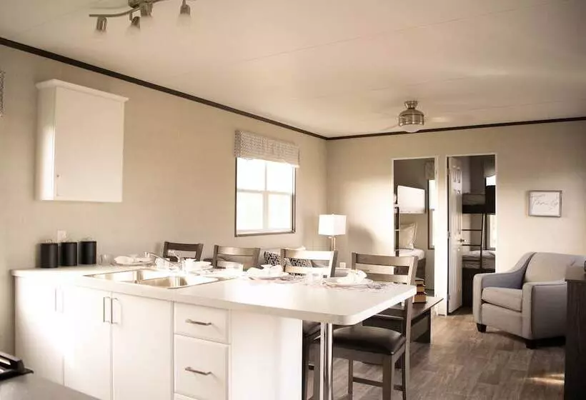 Vine Ridge Resort   Cottages