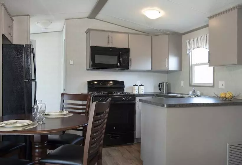 Vine Ridge Resort   Cottages