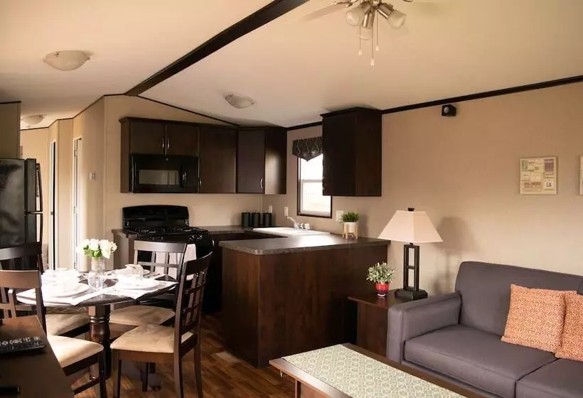 Vine Ridge Resort   Cottages