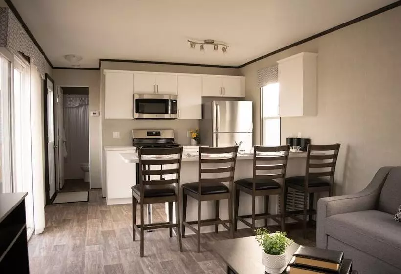 Vine Ridge Resort   Cottages