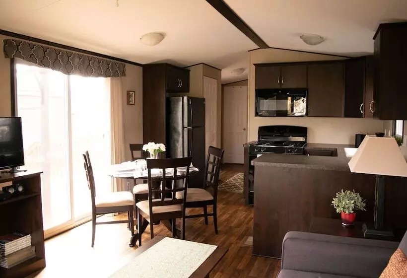 Vine Ridge Resort   Cottages