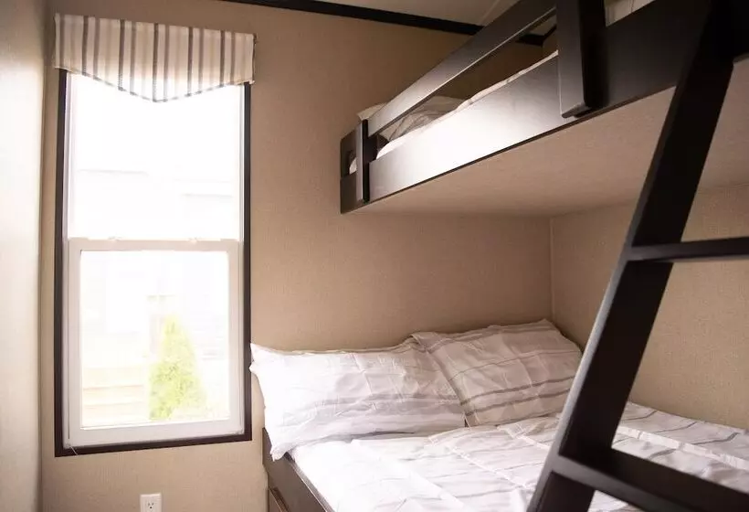Vine Ridge Resort   Cottages