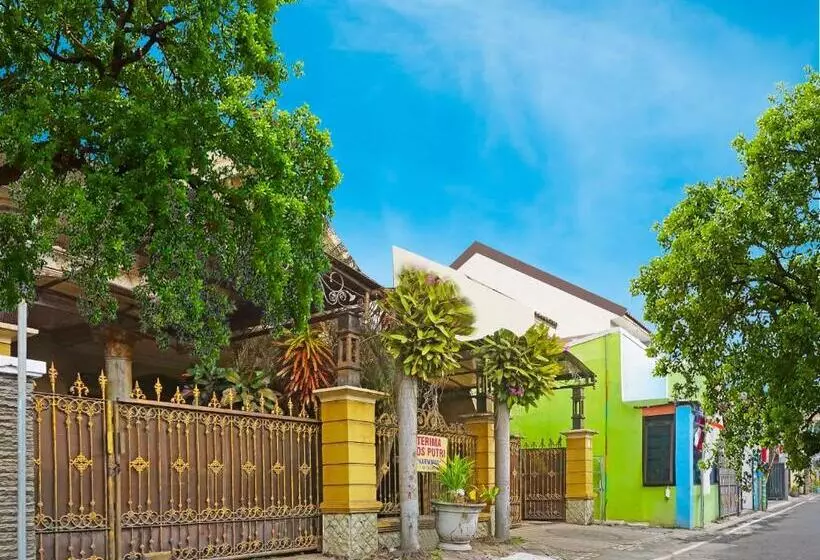 Hotelli Spot On 91551 Gwen Syariah Homestay