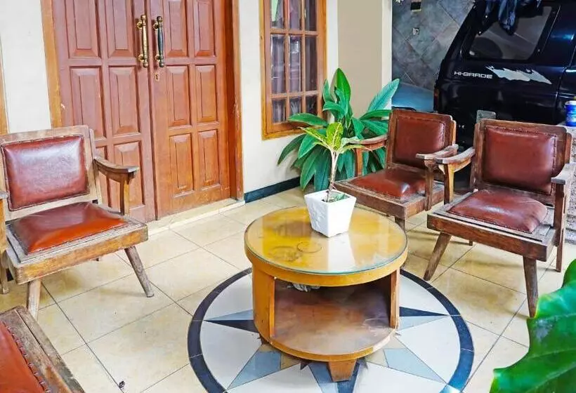 Hotelli Spot On 91551 Gwen Syariah Homestay