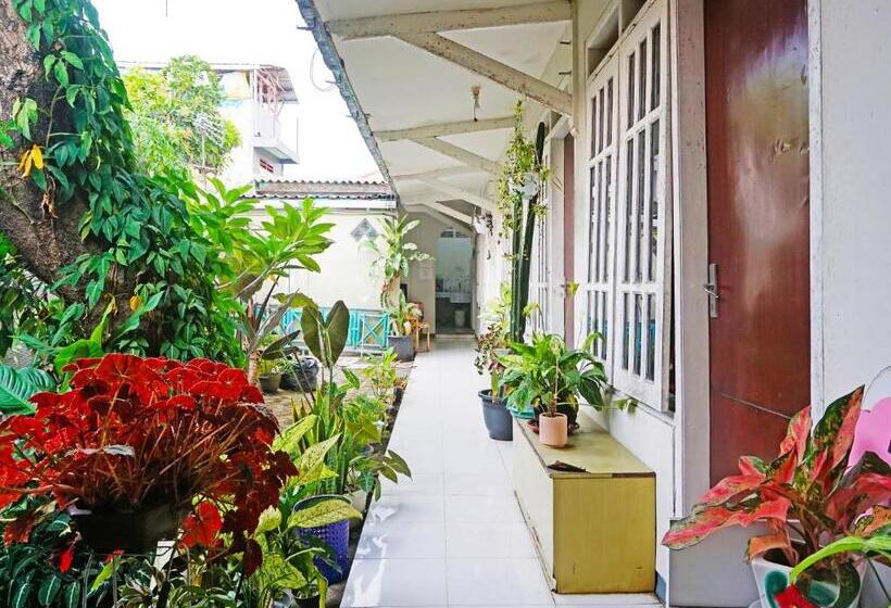 Otel Spot On 91551 Gwen Syariah Homestay