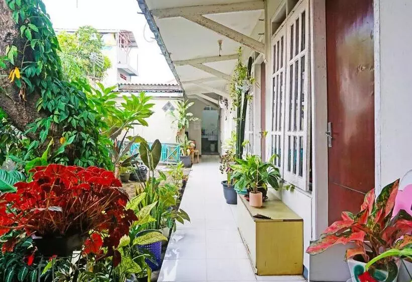 Hotelli Spot On 91551 Gwen Syariah Homestay