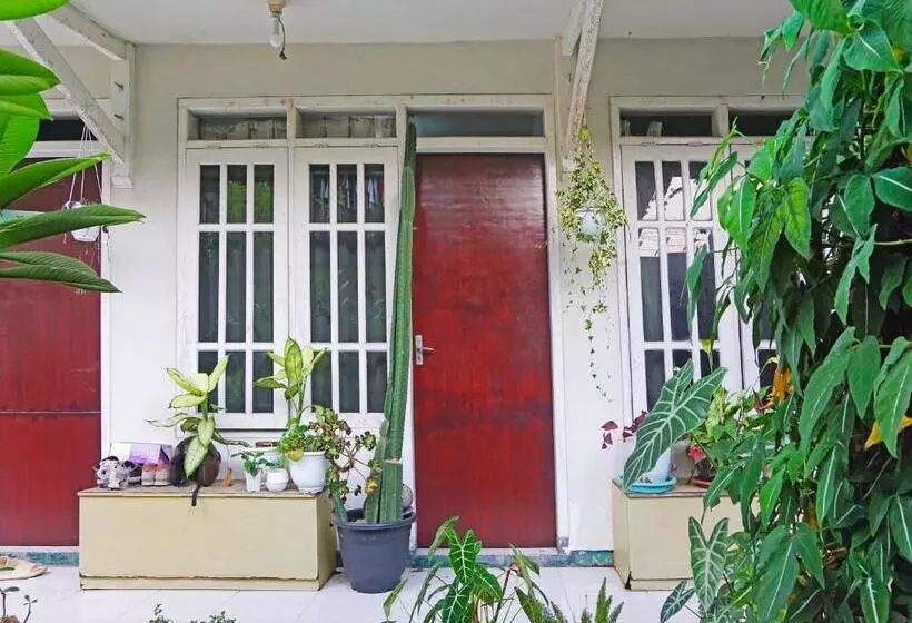 Hotelli Spot On 91551 Gwen Syariah Homestay