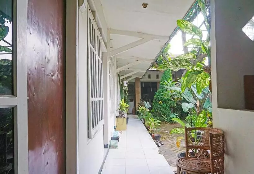Hotelli Spot On 91551 Gwen Syariah Homestay
