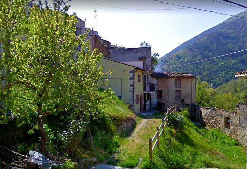 Logement Avec Parking Et Terrasse Devant La Maison, Très Jolie Vue