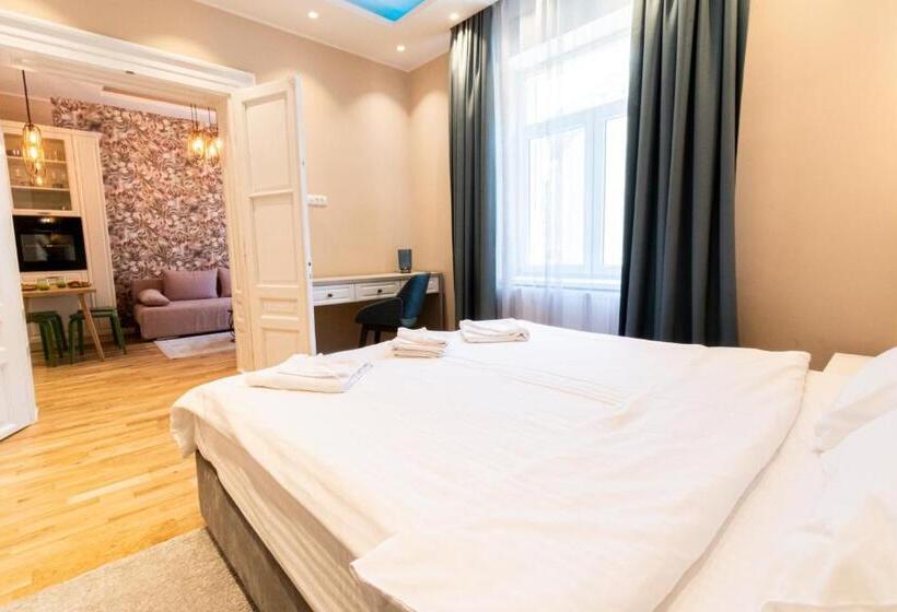 Black Gate Quiet Studio In The Heart Of Old Town With Free Private Secured Parking