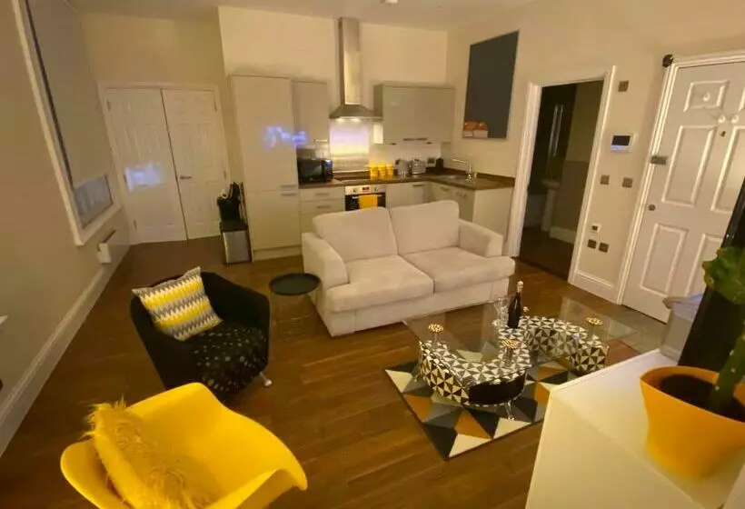 Deluxe High Street Apartment