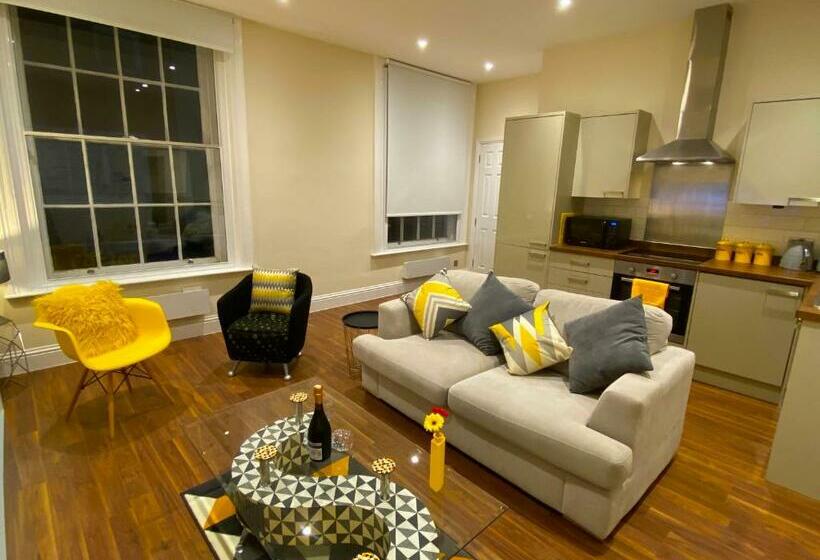 Deluxe High Street Apartment