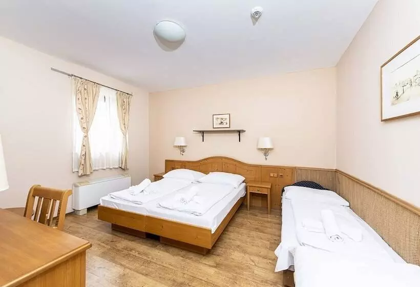 Gastland M1 Hotel & Conference Center