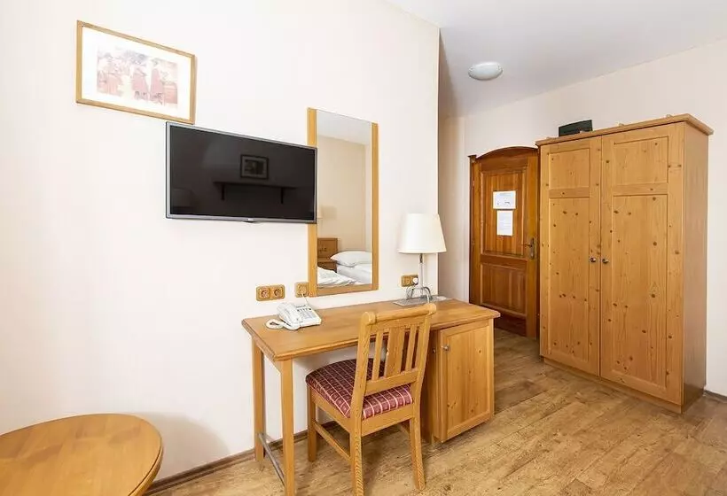 Gastland M1 Hotel & Conference Center