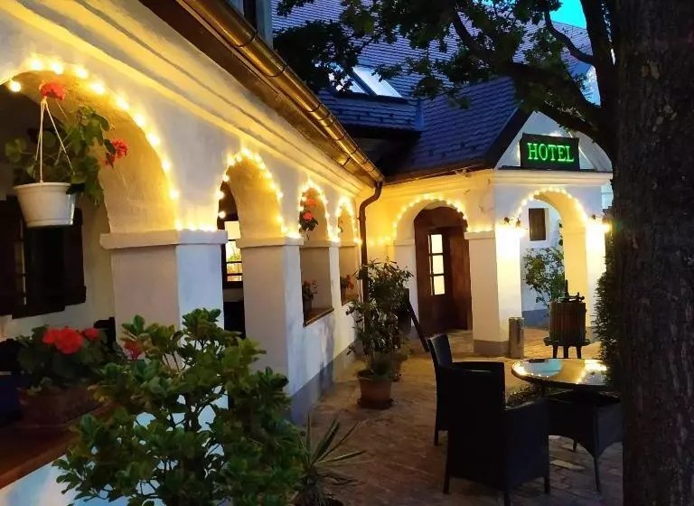 Gastland M1 Hotel & Conference Center