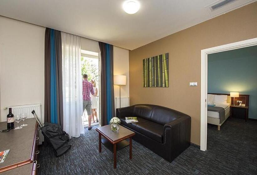 Отель Old Lake Golf