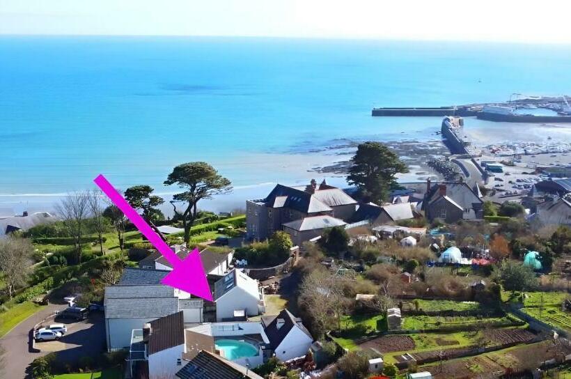 Above The Bay   Enclosed Garden Apartment With Parking