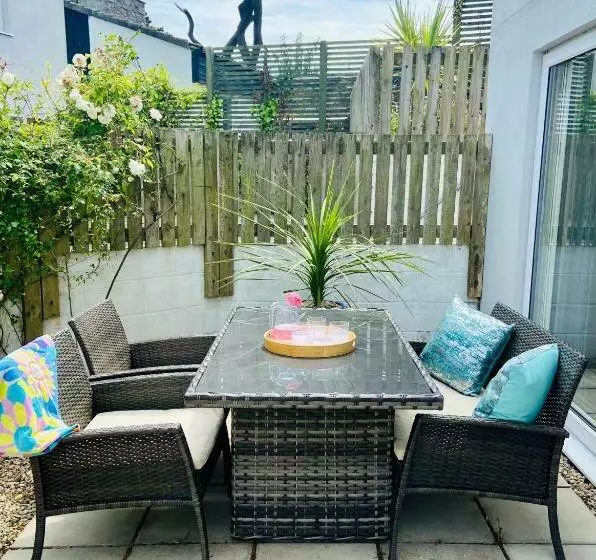 Above The Bay   Enclosed Garden Apartment With Parking