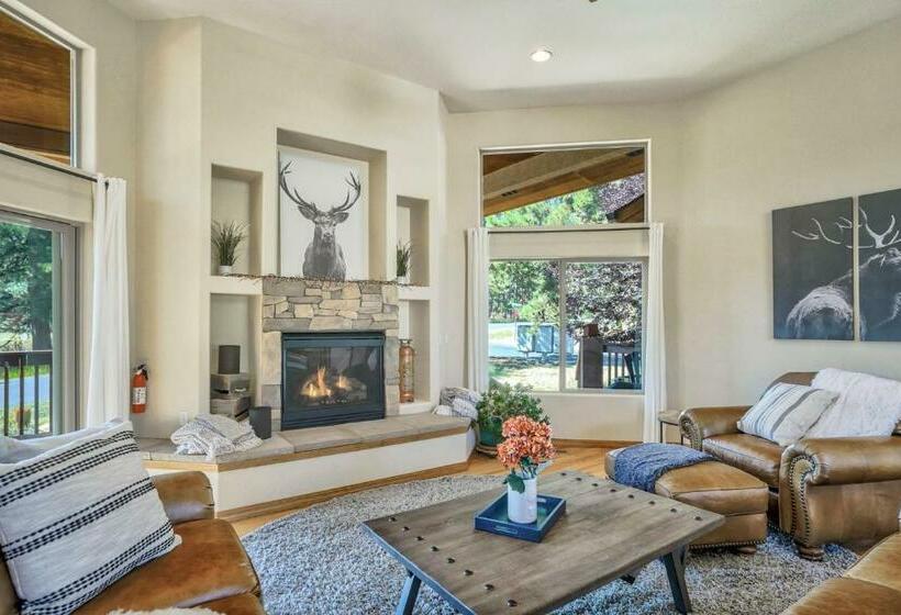 Vacation Home With Mountain Views Hottub & Arcade