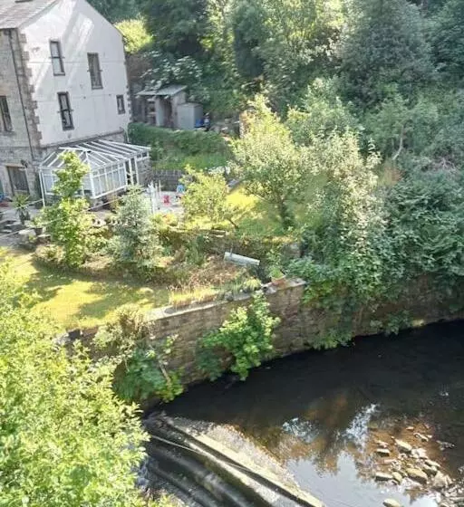 Treetops & Viaducts; Open Plan Two Bed Apartment