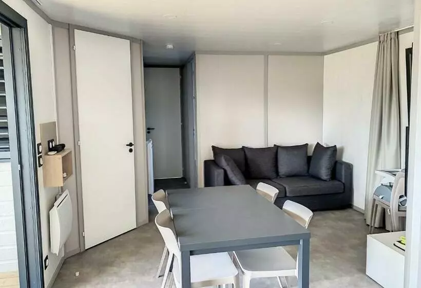 Chalet De Standing à Jullouville   6 Couchages, Piscine Chauffée, Proche Plage Et Commerces, Wi Fi G