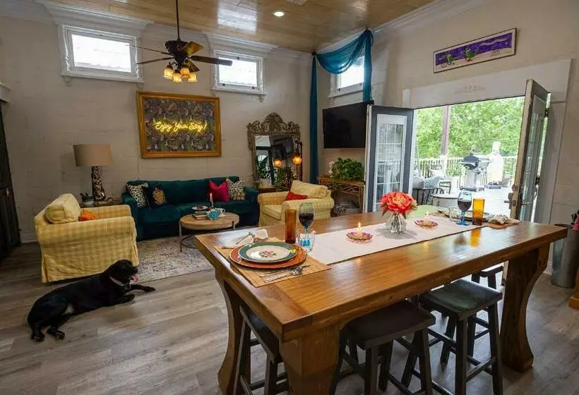 Chateau Royale, Pet Friendly, On Bayou, Downtown!