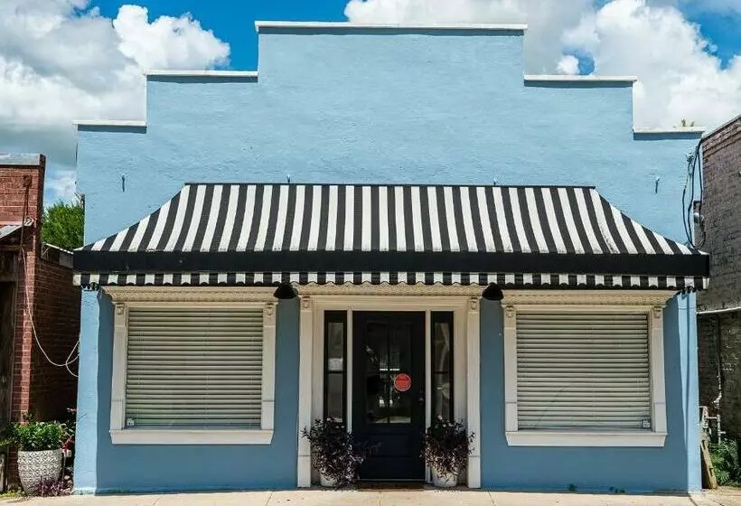 Chateau Royale, Pet Friendly, On Bayou, Downtown!