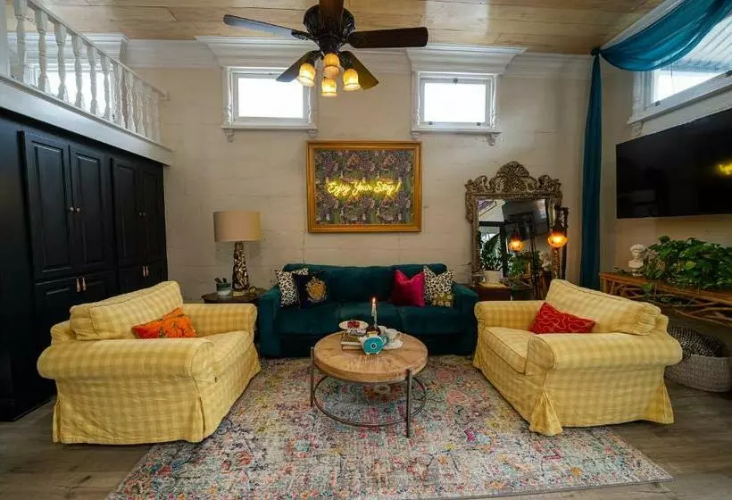 Chateau Royale, Pet Friendly, On Bayou, Downtown!