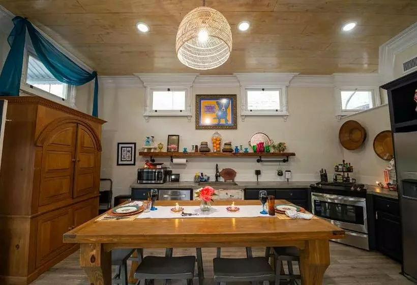 Chateau Royale, Pet Friendly, On Bayou, Downtown!