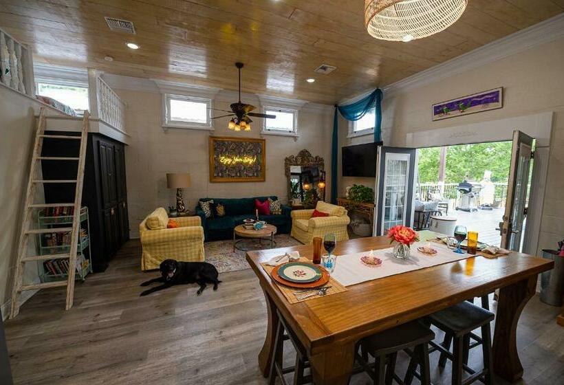 Chateau Royale, Pet Friendly, On Bayou, Downtown!