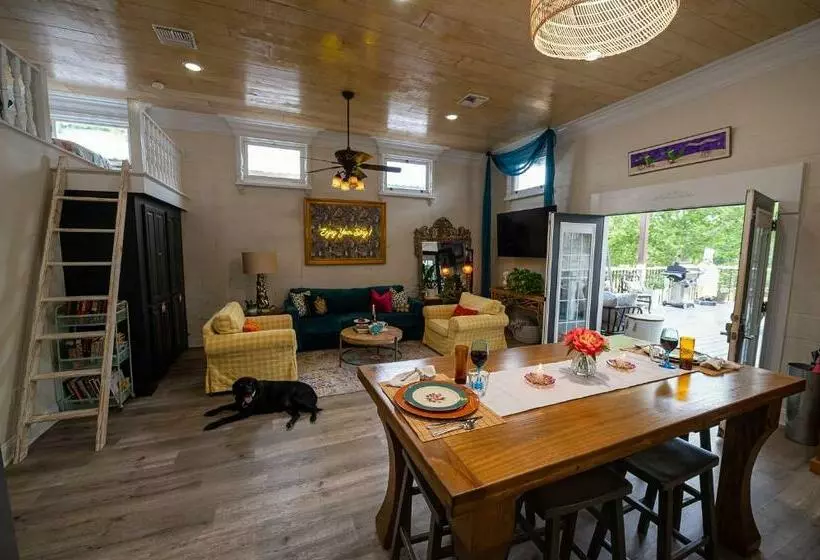 Chateau Royale, Pet Friendly, On Bayou, Downtown!