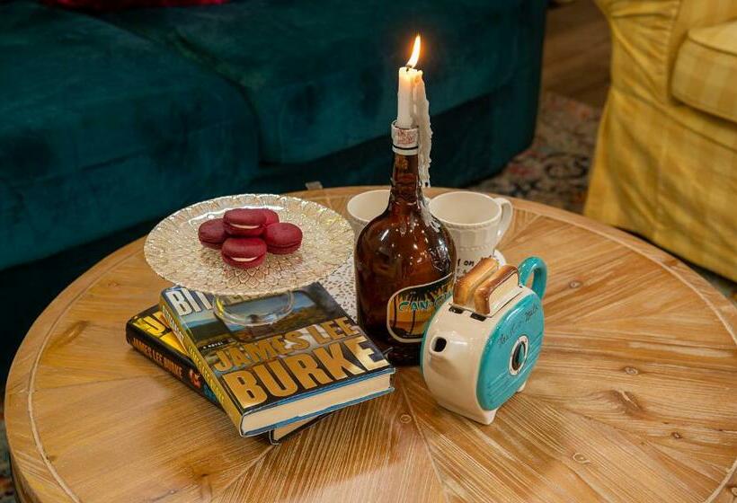 Chateau Royale, Pet Friendly, On Bayou, Downtown!