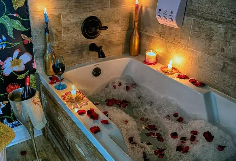 Chateau Royale, Pet Friendly, On Bayou, Downtown!