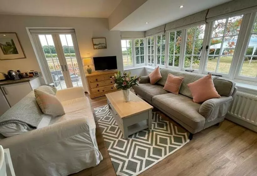 Garden Flat Near Goodwood With Stunning Views