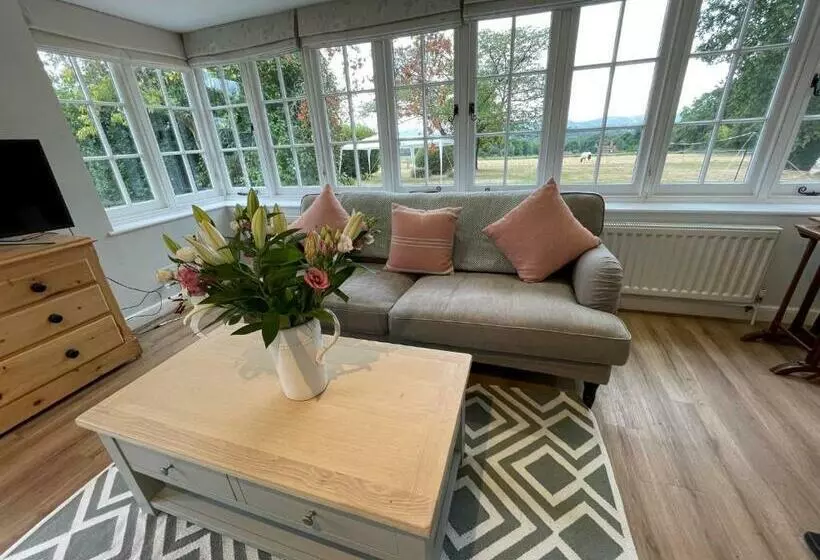 Garden Flat Near Goodwood With Stunning Views