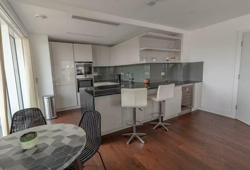 2 Bed 2 Bath   Amazing Views Of London And River Thames