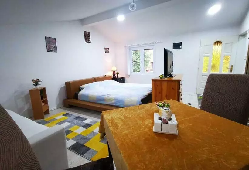 White Apartment Sarajevo Free Parking