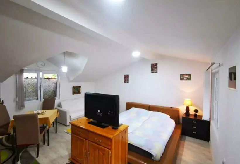 White Apartment Sarajevo Free Parking