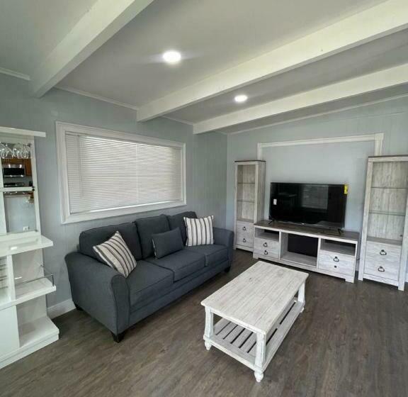 Cheerful Family Home Close To Everything!