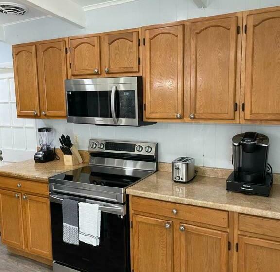 Cheerful Family Home Close To Everything!