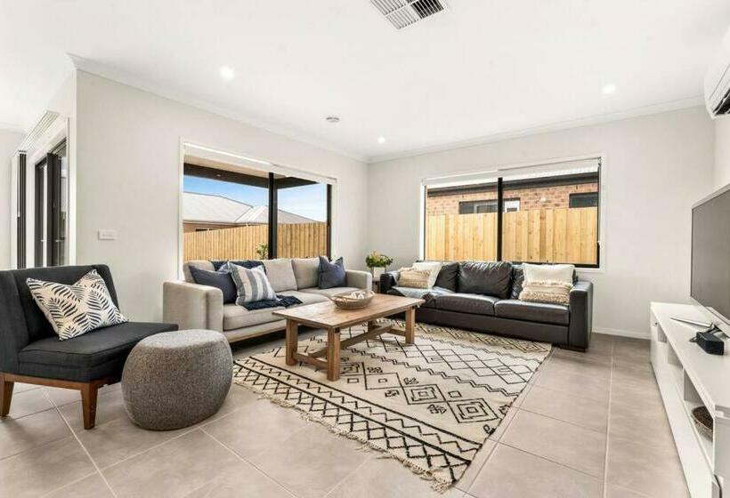 Elsa Remo   Stylish Ultra Modern