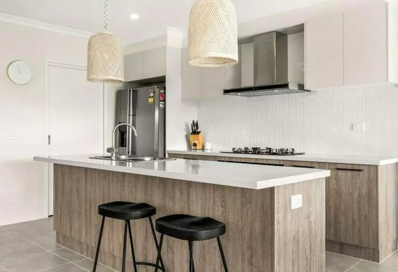 Elsa Remo   Stylish Ultra Modern