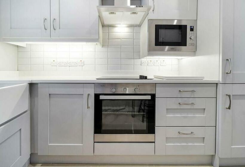 Hilltop View  Sleeping 5 Guests